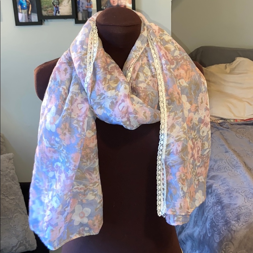 Lightweight scarf with lace edges